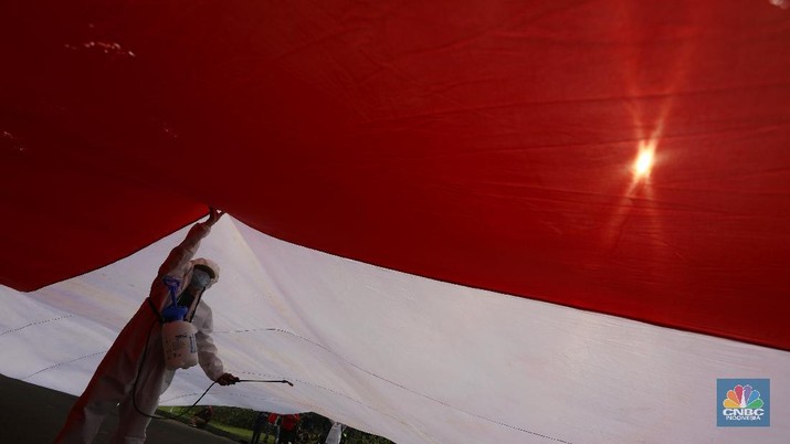Bendera Merah Putih Raksasa d Halaman Monas (CNBC Indonesia/Andrean Kristianto)