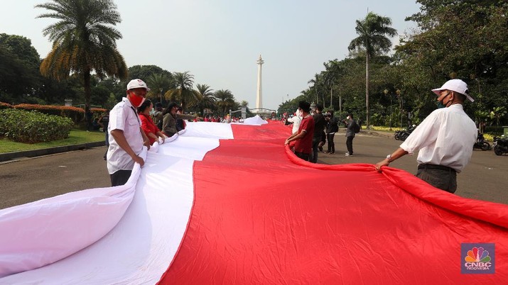 Bendera Merah Putih Raksasa d Halaman Monas (CNBC Indonesia/Andrean Kristianto)
