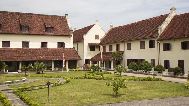 Untuk ngabuburit, tak perlu merogoh kocek dalam-dalam, bahkan banyak tempat yang gratis untuk didatangi. Kota Makassar menawarkan sederet lokasi ngabuburit.
