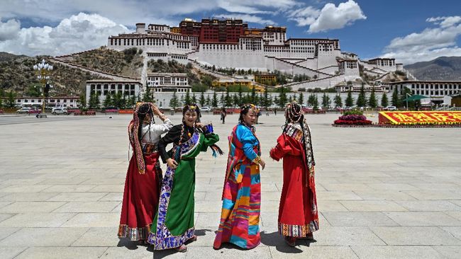 Kepolisian China menahan seorang pria asal Tibet karena menentang kebijakan Bahasa Mandarin menjadi bahasa pengantar di sekolah-sekolah Tibet.