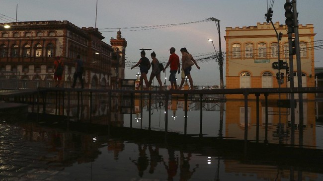 FOTO: Brasil Terendam Banjir Luapan Sungai Amazon