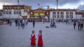 China Disebut Paksa Warga Tibet Ganti Bendera Lokal dengan RRC