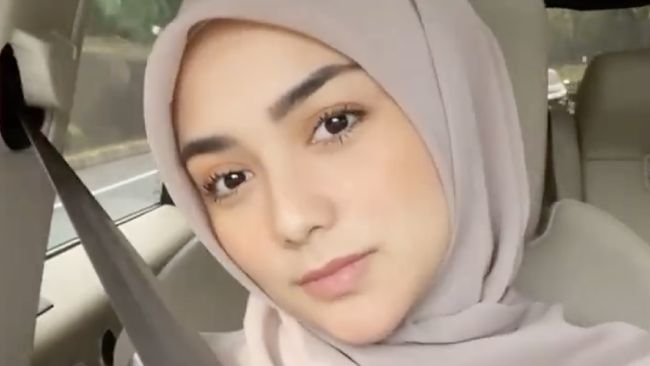 Citra Kirana mengunggah foto boomerang di Instagram menyebut berat badannya turun hingga 22 kilogram.