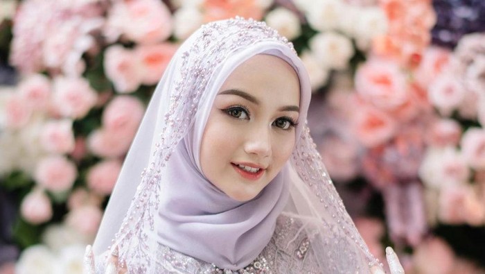 5 Inpirasi Kebaya Modern Warna Lilac yang Cocok untuk Lamaran