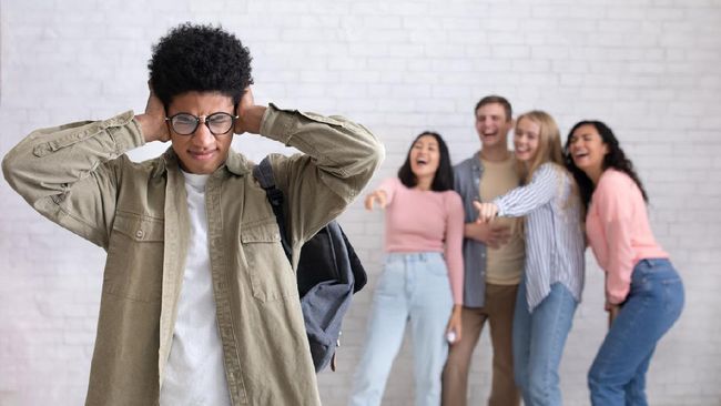 'Ah gitu aja baper.' Bisa saja ini kerap Anda dengar di lingkungan kerja. Sesuatu yang dianggap pihak lain candaan ternyata bullying buat pihak lain.