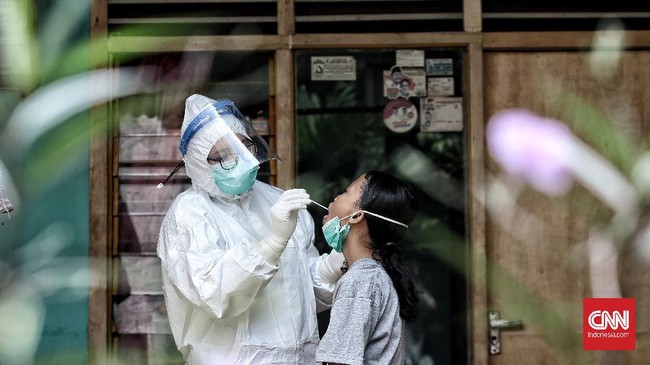 Pemerintah menyatakan target testing minimal 300 ribu orang per hari akan dilakukan bertahap sesuai situasi dan kondisi pandemi Covid-19 di lapangan.