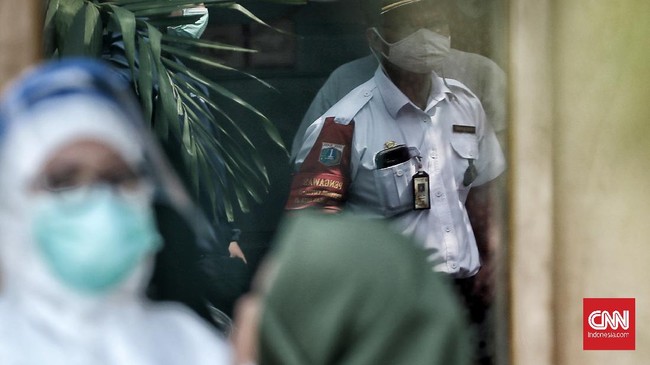 Ketua RW 004, Muhammad Roji mengatakan penyebaran Covid-19 di wilayahnya itu bermula dari tahlilan warga yang meninggal terinfeksi Covid-19.