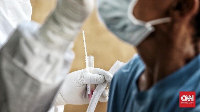 Epidemiolog dari UI Pandu Riono menduga varian Omicron sudah menyebar di Indonesia sejak beberapa waktu lalu dan baru berhasil terdeteksi kemarin Rabu (15/11).