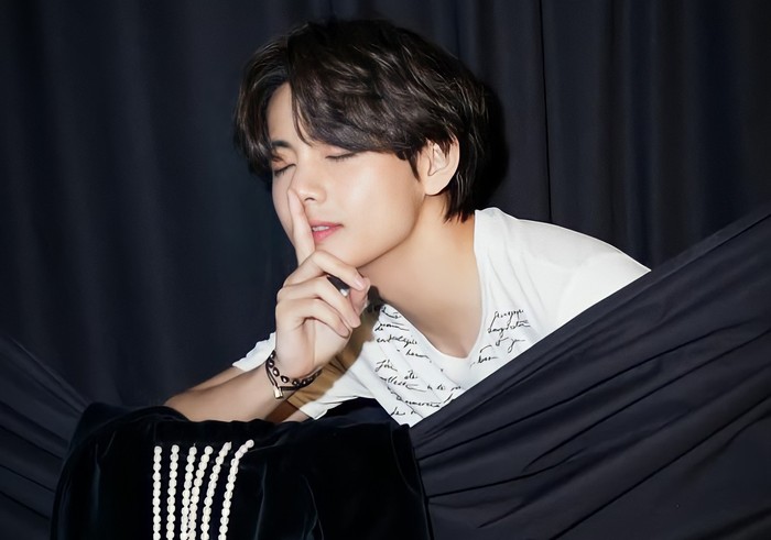 Ketujuh anggota BTS memang memiliki visual menarik. Namun, V dinilai punya pesona yang berbeda. Bahkan V sudah terlihat tampan sejak ia masih kecil / foto: instagram.com/koreadispatch