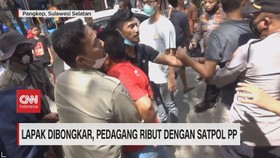 VIDEO: Lapak Dibongkar, Pedagang Ribut Dengan Satpol PP