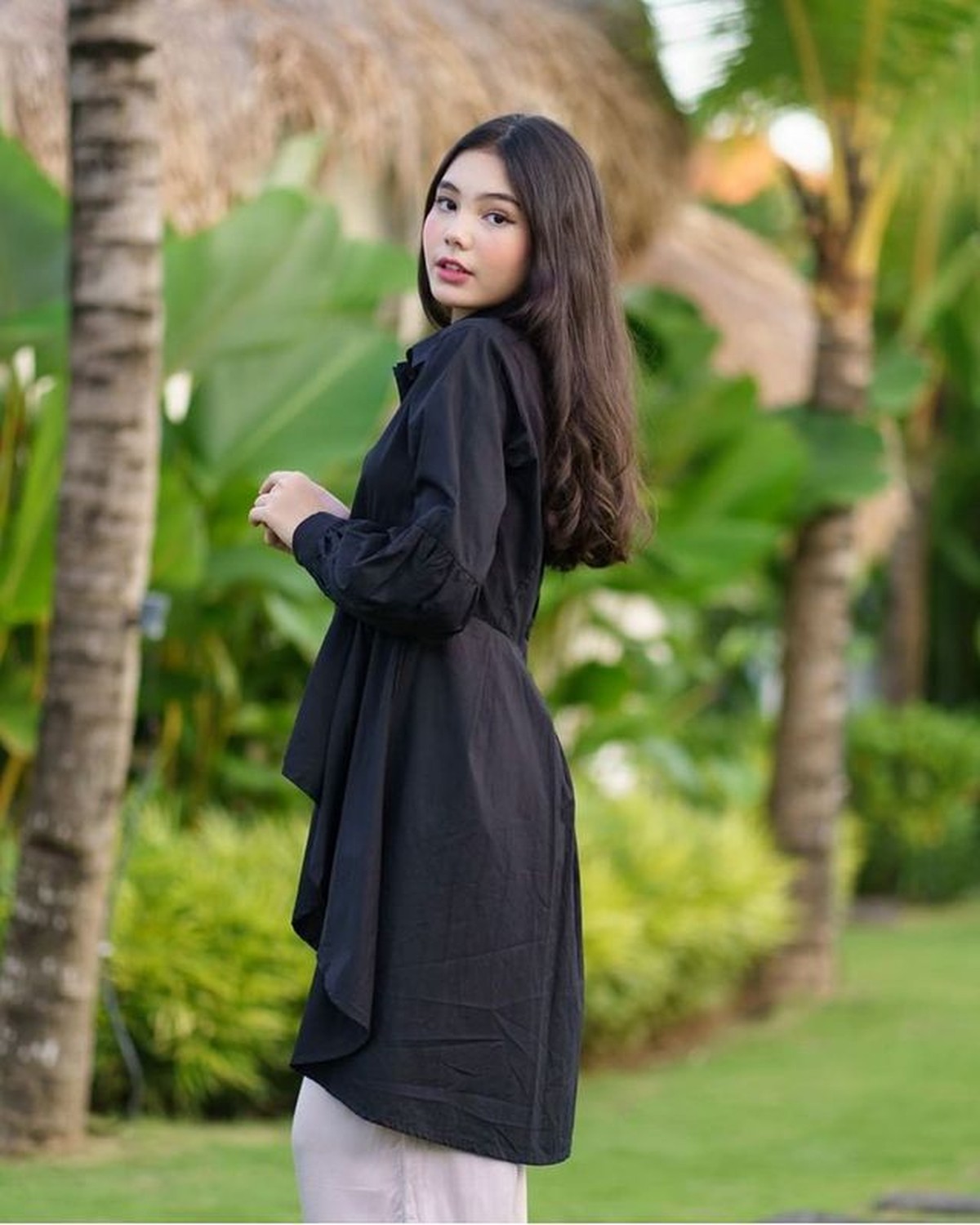 Peran Zahra sebagai istri ketiga yang diperankan oleh aktris remaja Lia Ciarachel mendadak jadi sorotan&period; Yuk kita intip potret Lia&excl;