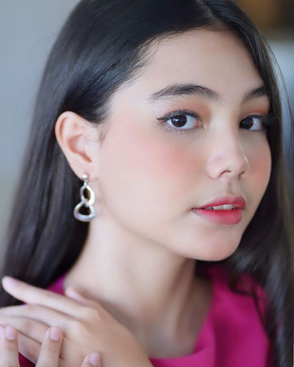 Peran Zahra sebagai istri ketiga yang diperankan oleh aktris remaja Lia Ciarachel mendadak jadi sorotan&period; Yuk kita intip potret Lia&excl;