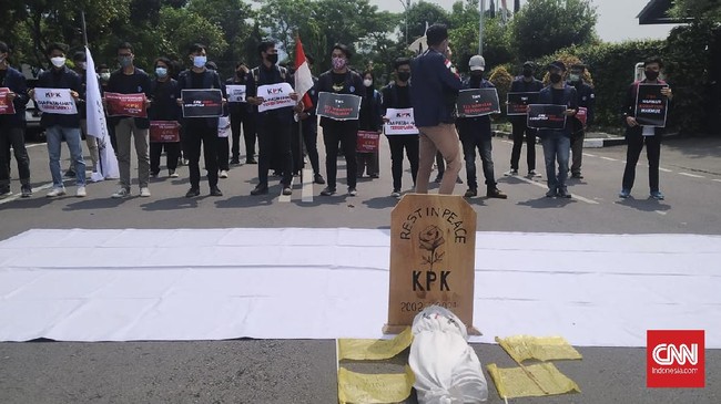 Mahasiswa membawa sejumlah poster protes TWK. Selain itu, mereka juga membawa bendera kuning hingga nisan bertuliskan "Rest In Peace KPK".