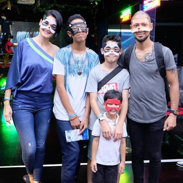 <p>Meski sibuk sebagai instruktur kebugaran tubuh, Rima Melati Adams menyempatkan diri <em>quality time</em> bersama Marcell Siahaan dan anak-anak. (Foto: Instagram @rimamelati)</p>