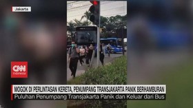 VIDEO: Mogok Di Perlintasan Kereta, Penumpang Bus Berhamburan