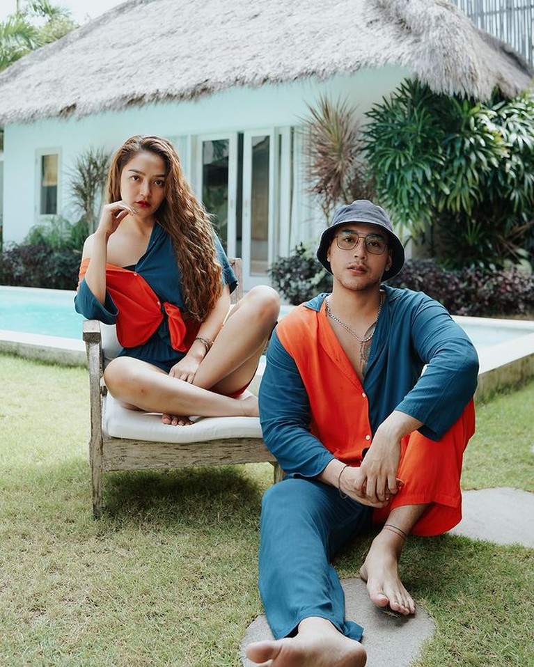 Siti Badriah dan suaminya sedang menikmati liburan di Bali. Yuk kita intip momen keseruan mereka saat liburan!