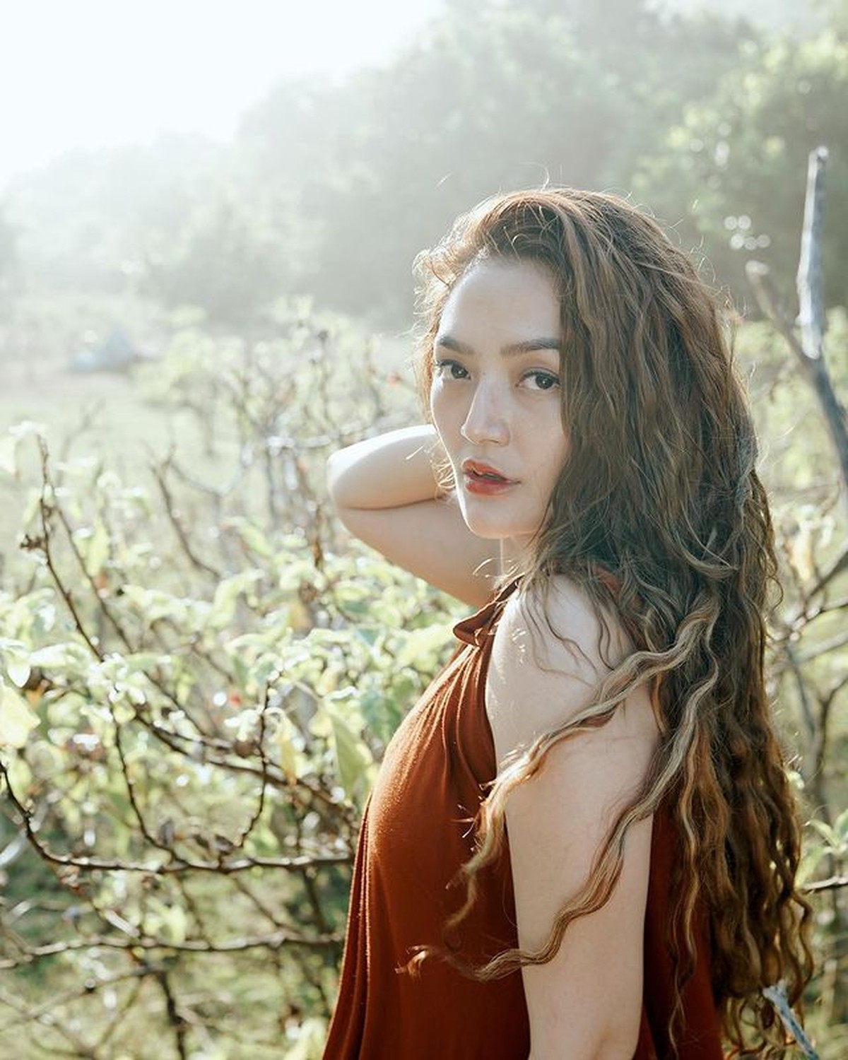 Siti Badriah dan suaminya sedang menikmati liburan di Bali&period; Yuk kita intip momen keseruan mereka saat liburan&excl;