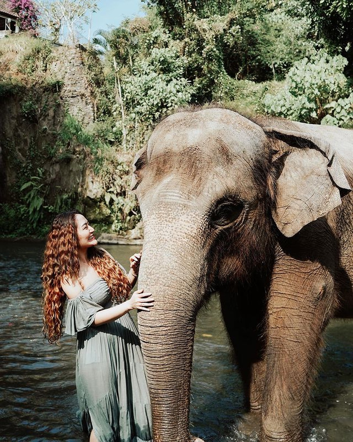 Siti Badriah dan suaminya sedang menikmati liburan di Bali&period; Yuk kita intip momen keseruan mereka saat liburan&excl;