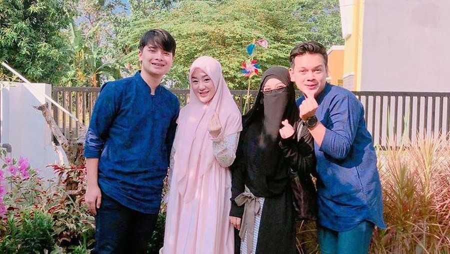 Natta Reza, Alvin Faiz, dan Larissa Chou Potret kebersamaan Natta Reza dan istri dengan Larissa Chou serta Alvin Faiz