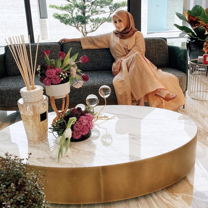 <p>Rumah Olla Ramlan juga dilengkapi dengan furnitur cantik nan mewah. Olla Ramlan juga gemar meletakkan dekorasi bunga di sejumlah titik rumah. Rumah yang cantik ini kerap digunakan Olla sebagai background foto OOTD. Kalau rumahnya secantik ini, bakalan salfok lihatnya ya. (Foto: Instagram: @ollaramlanaufar)</p>