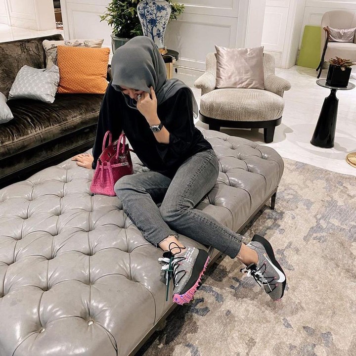 <p>Olla Ramlan memiliki banyak are untuk bersantai di rumahnya. Ada berbagai sofa mewah yang biasa digunakannya ketika sedang berada di rumah. (Foto: Instagram: @ollaramlanaufar)</p>