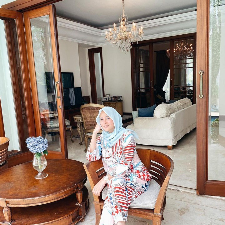 <p>Sukses menjadi aktris dan presenter, kehidupan Olla Ramlan semakin mapan ketika dipersunting oleh pengusaha kaya, Aufar Hutapea. Olla menghuni sebuah rumah mewah di kawasan Serpong. (Foto: Instagram: @ollaramlanaufar)</p>