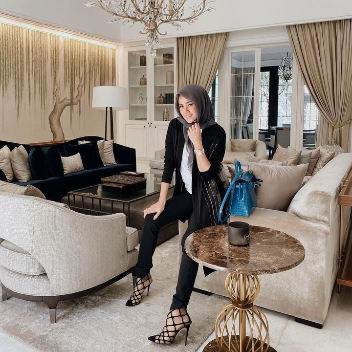 <p>Rumah Olla ramlan didekorasi dengan perpaduan furnitur klasik dan modern. Nuansa warna bumi seperti cokelat, beige dan abu-abu mendominasi interior rumahnya. (Foto: Instagram: @ollaramlanaufar)</p>