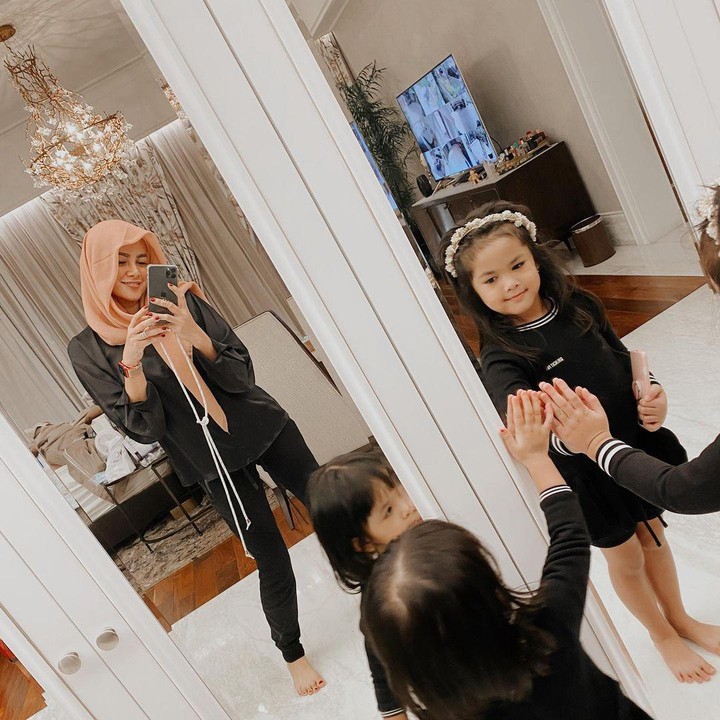 <p>Rumah Olla Ramlan juga memiliki banyak cermin untuk mengambil foto OOTD. Sang putri juga beberapa kali muncul di foto mirror selfie sang Bunda. (Foto: Instagram: @ollaramlanaufar)</p>
