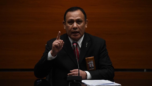 Polri mengatakan bahwa Ketua KPK Firli Bahuri baru akan resmi keluar dari Korps Bhayangkara karena pensiun pada akhir November 2021 nanti.