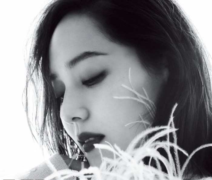 Pemilik nama asli Kim Yoo Jin ini awalnya dikenal sebagai anggota girl group K-Pop, S.E.S pada tahun 90-an. Sejak awal kemunculannya, Eugene berhasil memikat publik dengan pesona visualnya yang cantik natural / foto: wkorea.com