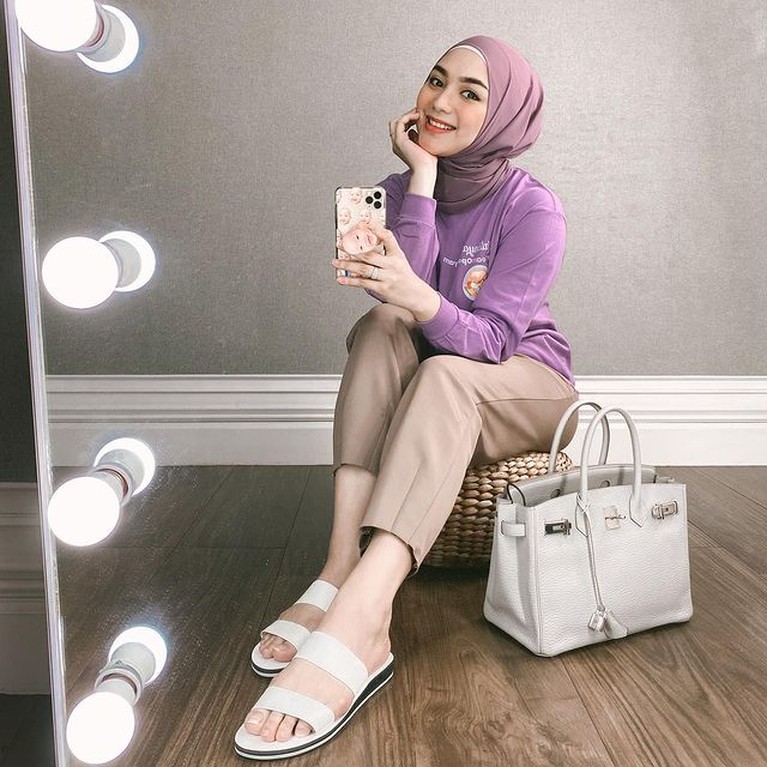 Penampilan Citra Kirana setelah Berat Badan Turun 22kg Berat badan Citra Kirana saat hamil naik sebanyak 31kg, dan kini ia berhasil turun hingga 22kg. Yuk kita intip penampilannya sekarang!