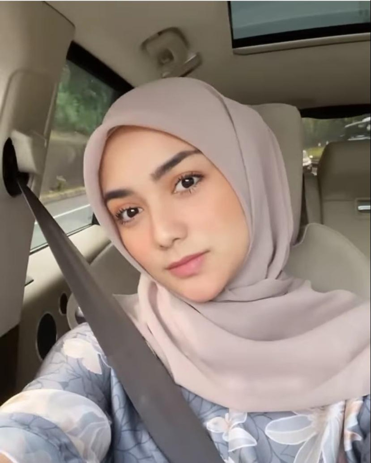 Berat badan Citra Kirana saat hamil naik sebanyak 31kg&comma; dan kini ia berhasil turun hingga 22kg&period; Yuk kita intip penampilannya sekarang&excl;