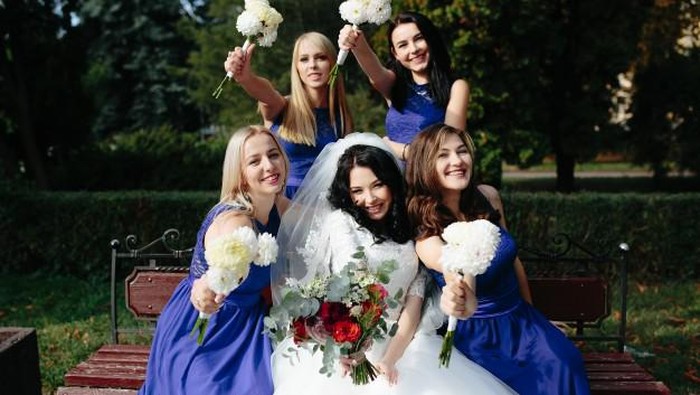 Tetap Santai Saat Teman Sudah Banyak yang Menikah, Gimana Caranya ya?