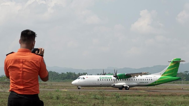 Presiden Jokowi menyebut meski Bandara Soedirman Purbalingga belum selesai dikerjakan, namun sudah dioperasikan dengan okupansi penumpang 70 persen.