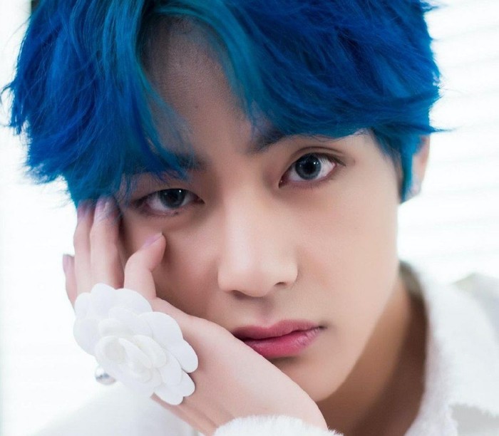 Satu lagi warna rambut V yang paling ikonik. Warna biru terang ini! Rambut birunya cukup mengejutkan publik, karena membuat penampilan V semakin menawan / foto: instagram.com/koreadispatch