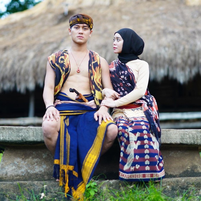 Sebelumnya Lesti dan Billar juga pernah membagikan momen kebersamaan liburan mereka dalam baju adat Sumba. Tak sedikit yang menyebut foto Lesti dan Billar tersebut seperti foto prewedding. (Foto: Instagram.com/rizkybillar)
