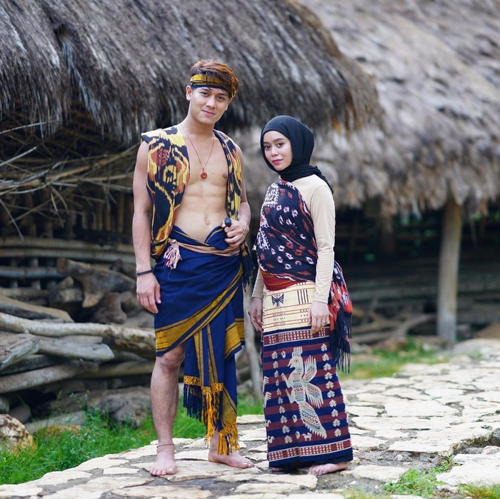 Siapa sangka berawal dari perjodohan netizen, keduanya kini benar akan segera melangsungkan pernikahannya. Pertunangan mereka pun sudah diumumkan akan digelar 13 Juni mendatang. Wah congratz yaaa Lesti dan Billar. (Foto:Instagram.com/rizkybillar)