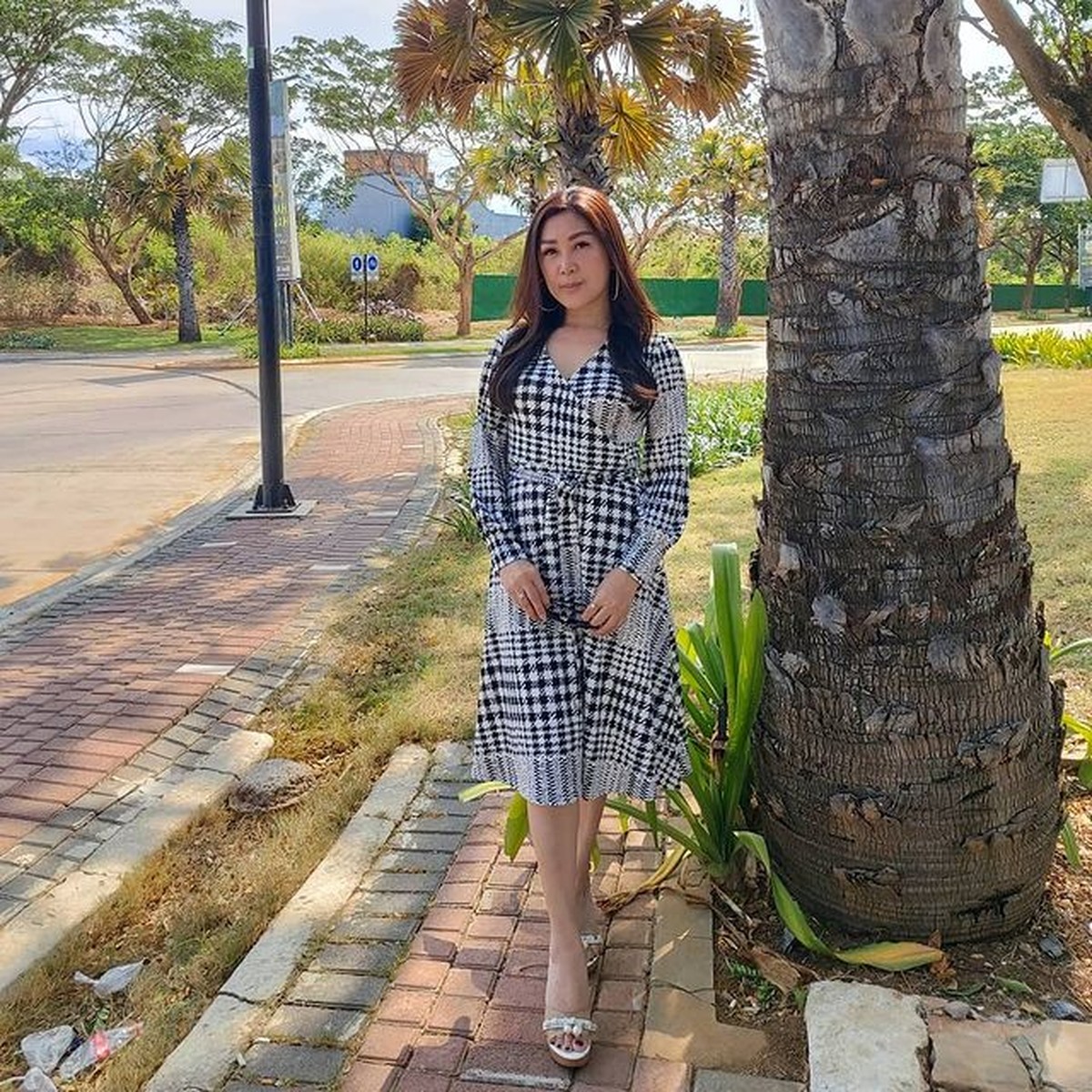 Julie Tan mendadak menjadi sorotan publik karena masalah rumah tangga Alvin dan Larissa&period; Yuk kita intip sosok ibunda Larissa ini&excl;