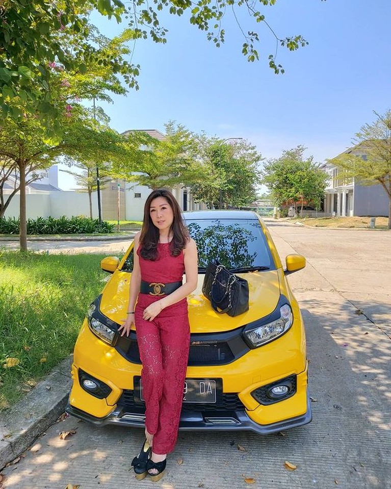 Sosok Ibunda Larissa Chou yang Cantik dan Modis Julie Tan mendadak menjadi sorotan publik karena masalah rumah tangga Alvin dan Larissa. Yuk kita intip sosok ibunda Larissa ini!