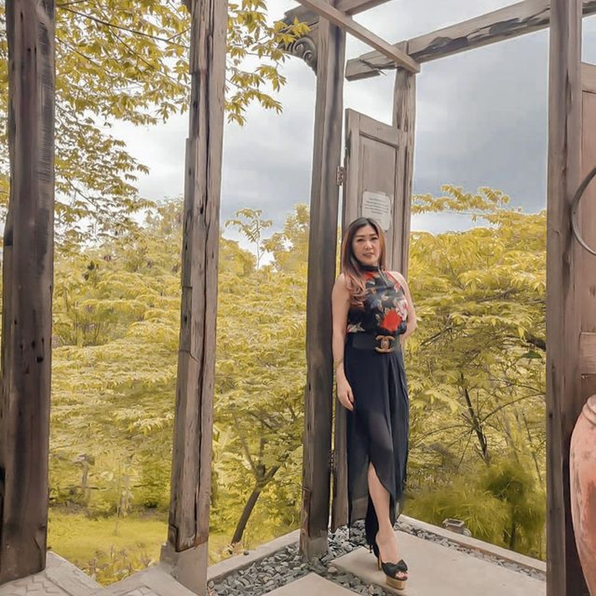 Julie Tan mendadak menjadi sorotan publik karena masalah rumah tangga Alvin dan Larissa&period; Yuk kita intip sosok ibunda Larissa ini&excl;