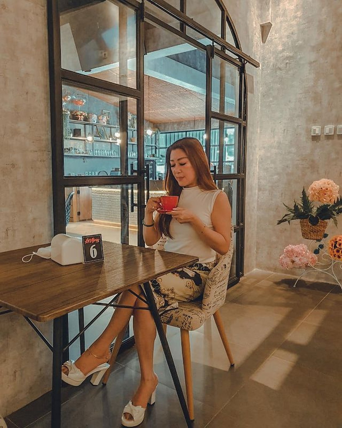 Julie Tan mendadak menjadi sorotan publik karena masalah rumah tangga Alvin dan Larissa&period; Yuk kita intip sosok ibunda Larissa ini&excl;