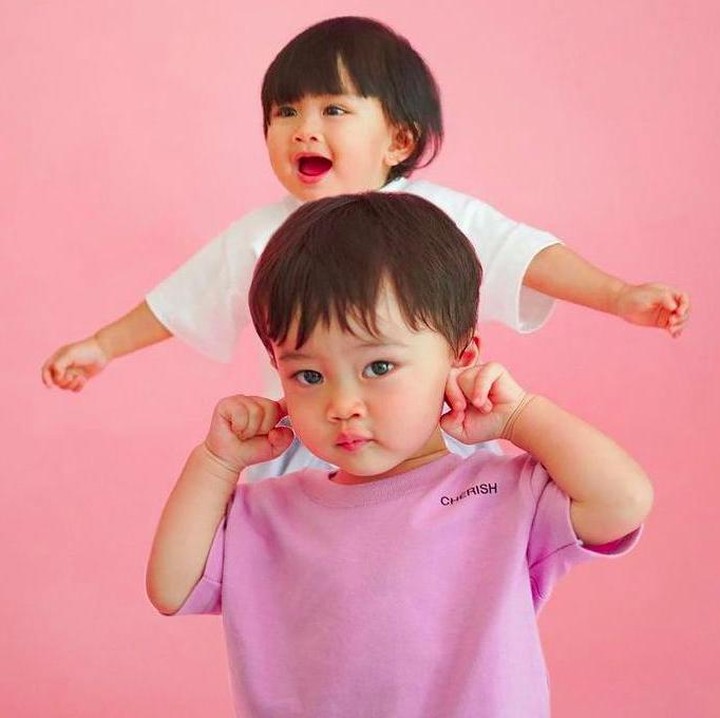 <p>Kecil-kecil, Zayn dan Zunaira sudah jadi model baju, menggemaskan banget ya Bun? (Foto: Instagram @syahnazs)</p>
