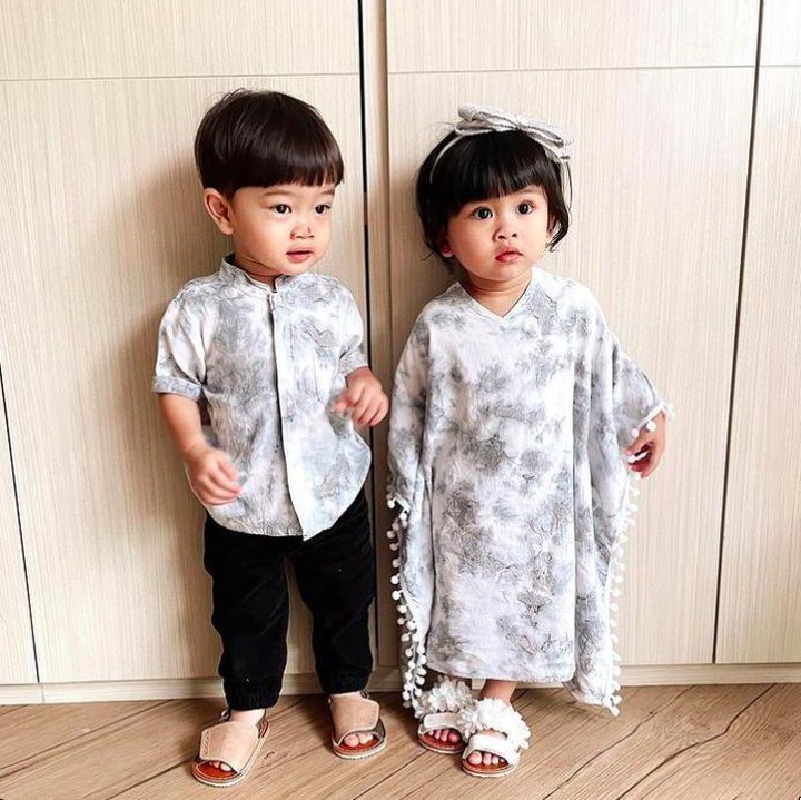<p>Throwback foto Lebaran, Zayn pakai baju koko, Zunaira pakai kaftan. Menggemaskan ya? (Foto: Instagram @syahnazs)</p>