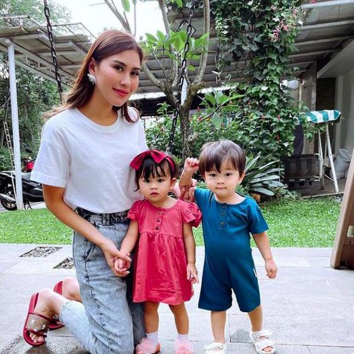 <p>Zayn dan Zunaira bersama bundanya. Kalau dilihat, Zunaira mirip banget dengan bundanya ya? (Foto: Instagram @syahnazs)</p>