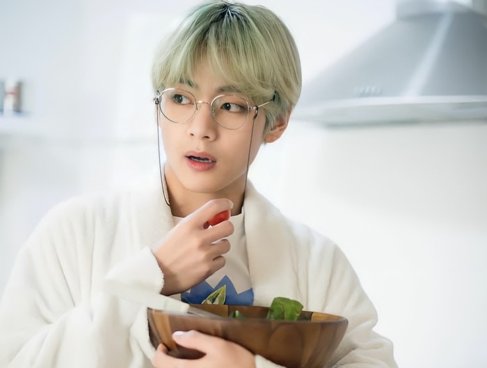 Tahun 2020, V berhasil menduduki posisi satu predikat Most Handsome Man in The World, yang diadakan oleh Top10 World. Bahkan ia mengalahkan beberapa bintang Hollywood seperti Zayn Malik dan Tom Cruise / foto: instagram.com/koreadispatch