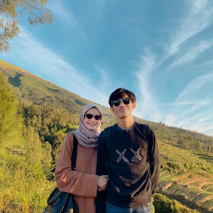 <p>Wanita cantik yang memiliki kesibukan sebagai selebgram tersebut tak bosan membagikan potret diri, lengkap bersama anggota keluarga lainnya. (Foto: Instagram @dhaturembulan)</p>