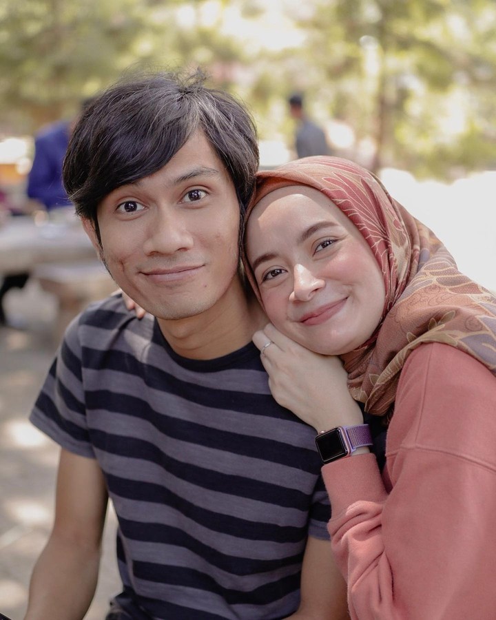 7 Potret Hangat Tria The Changcuters Bareng Istri Hijaber yang Jarang