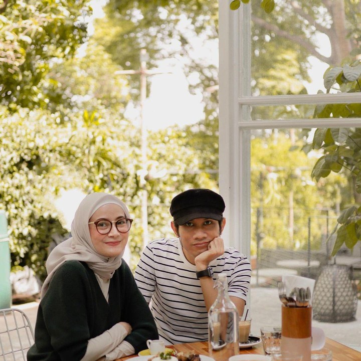 <p>Mohammad Tria Ramadhani, atau yang dikenal sebagai Tria vokalis band The Changcuters, menikah dengan seorang hijabers bernama Dhatu Rembulan pada 2012 silam, Bunda. (Foto: Instagram @dhaturembulan)</p>