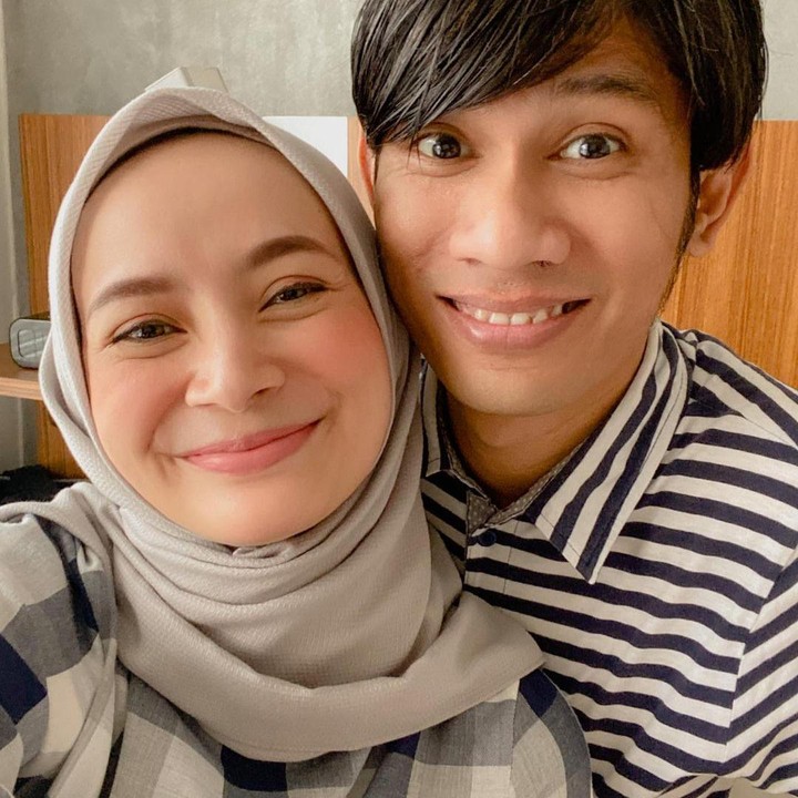 <p>Di usia pernikahan yang saat ini sudah menginjak 8 tahun, pasangan ini tampak semakin mesra dan kompak lho, Bunda.  (Foto: Instagram @dhaturembulan)</p>
