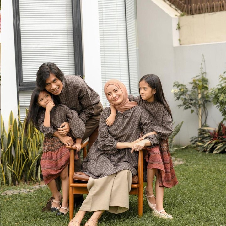 <p>Kebahagiaan pasangan ini pun semakin lengkap dengan kehadiran dua anak perempuan di antara mereka, yakni Lenonina dan Jaggira. (Foto: Instagram @dhaturembulan)</p>